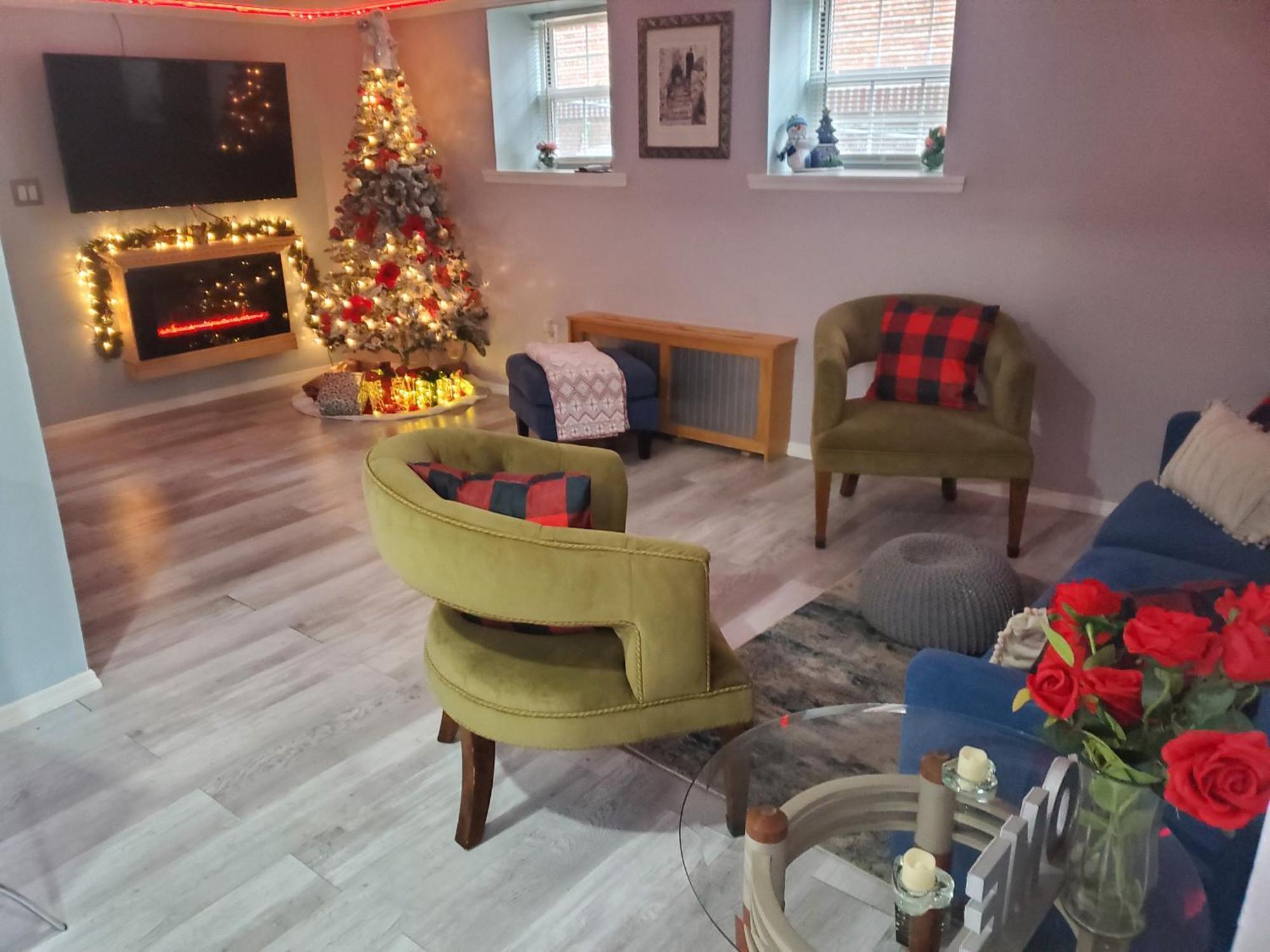 Lovely 2 Bedroom With 2 Entrance And Parking With A Fee Apartment