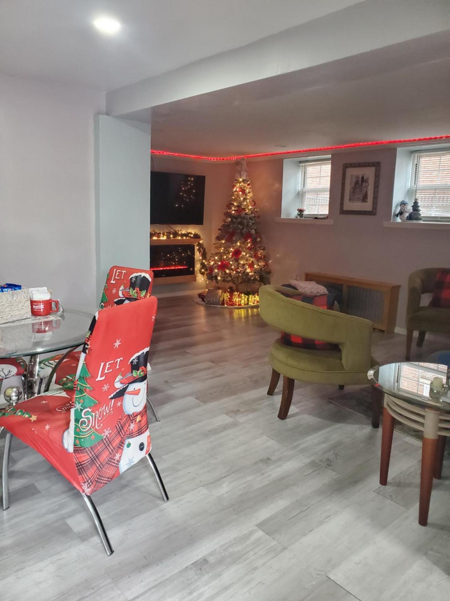 Lovely 2 Bedroom With 2 Entrance And Parking With A Fee Apartment *