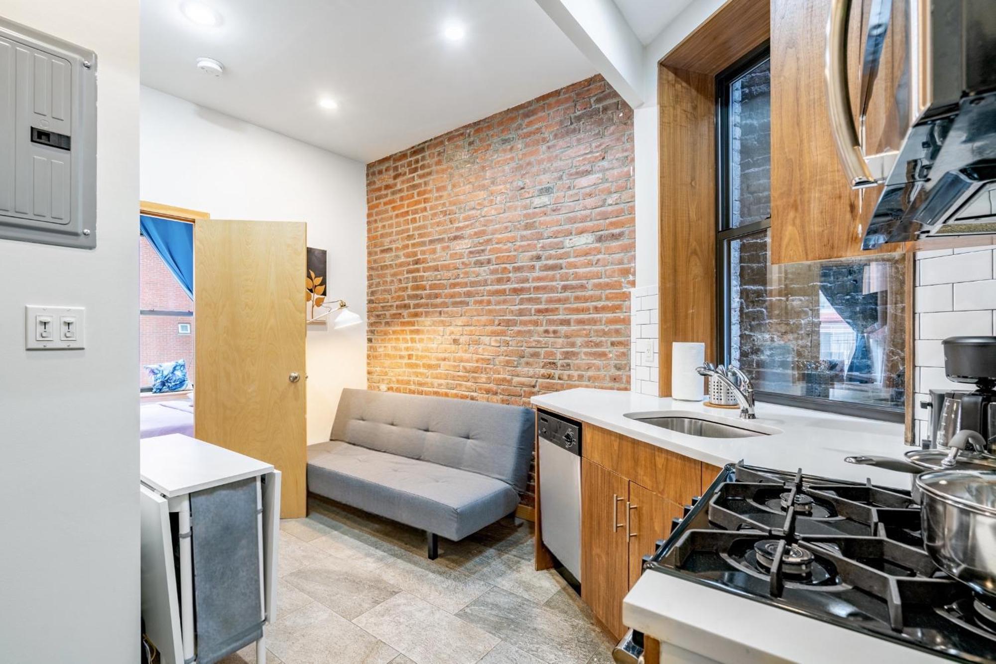 2br Apartmentchina Town Apartment *
