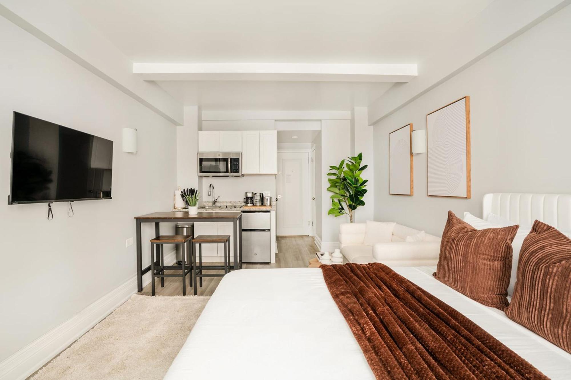 73-1004 New Uws Doorman Gym * New York