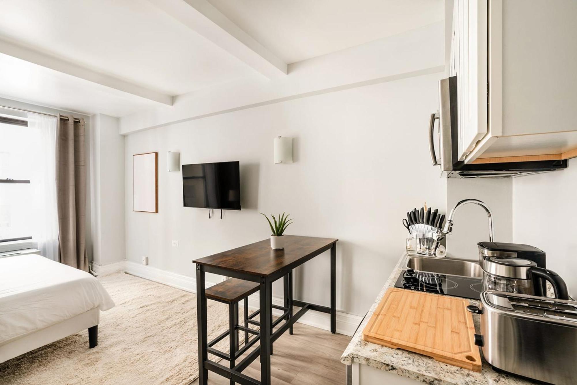 73-1004 New Uws Doorman Gym * New York