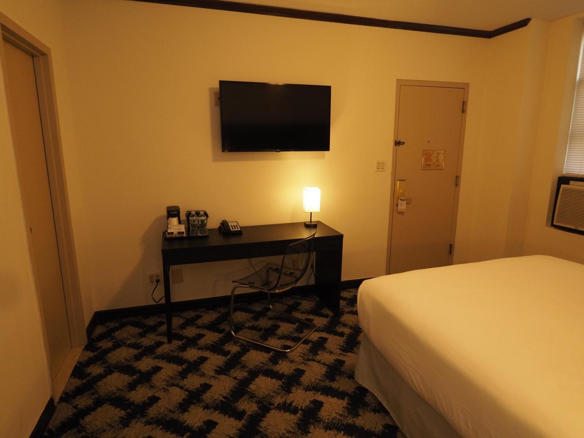 Night Broadway Hotel 3*