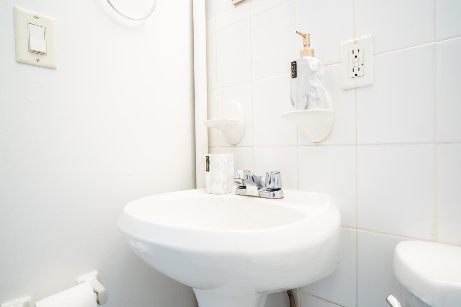 1435-4 I 3 Bedrooms 2bath W D Prime Upper East