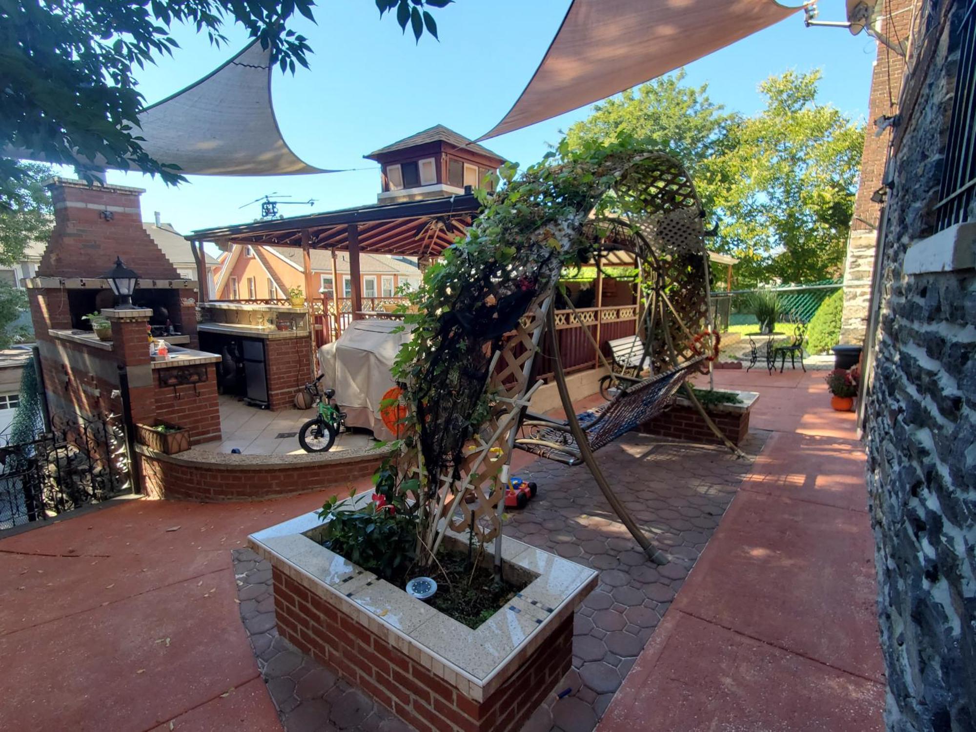 Lovely 2 Bedroom With 2 Entrance And Parking With A Fee *