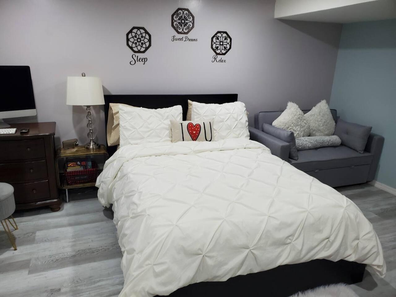 Lovely 2 Bedroom With 2 Entrance And Parking With A Fee *