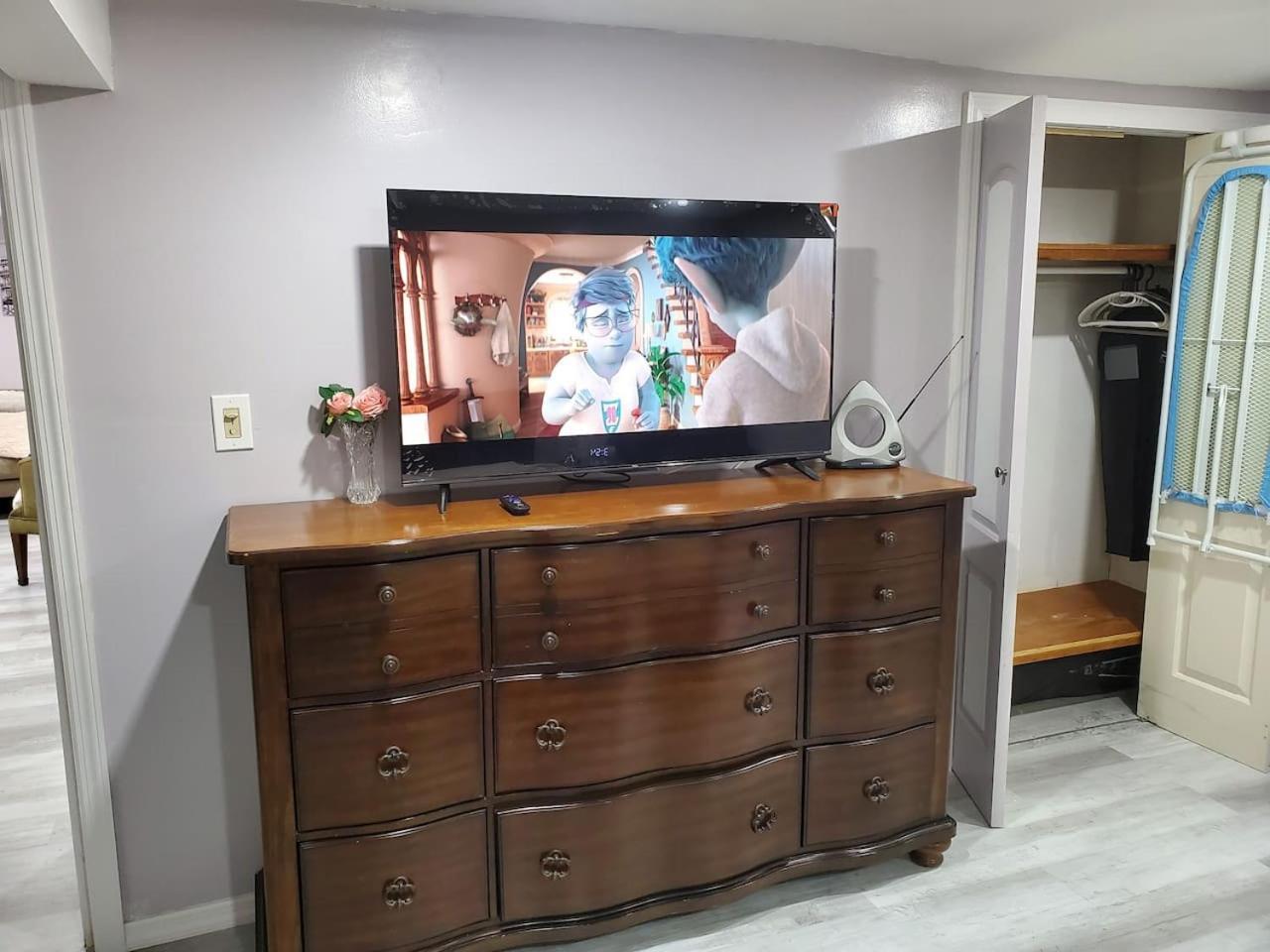 Lovely 2 Bedroom With 2 Entrance And Parking With A Fee Apartment *