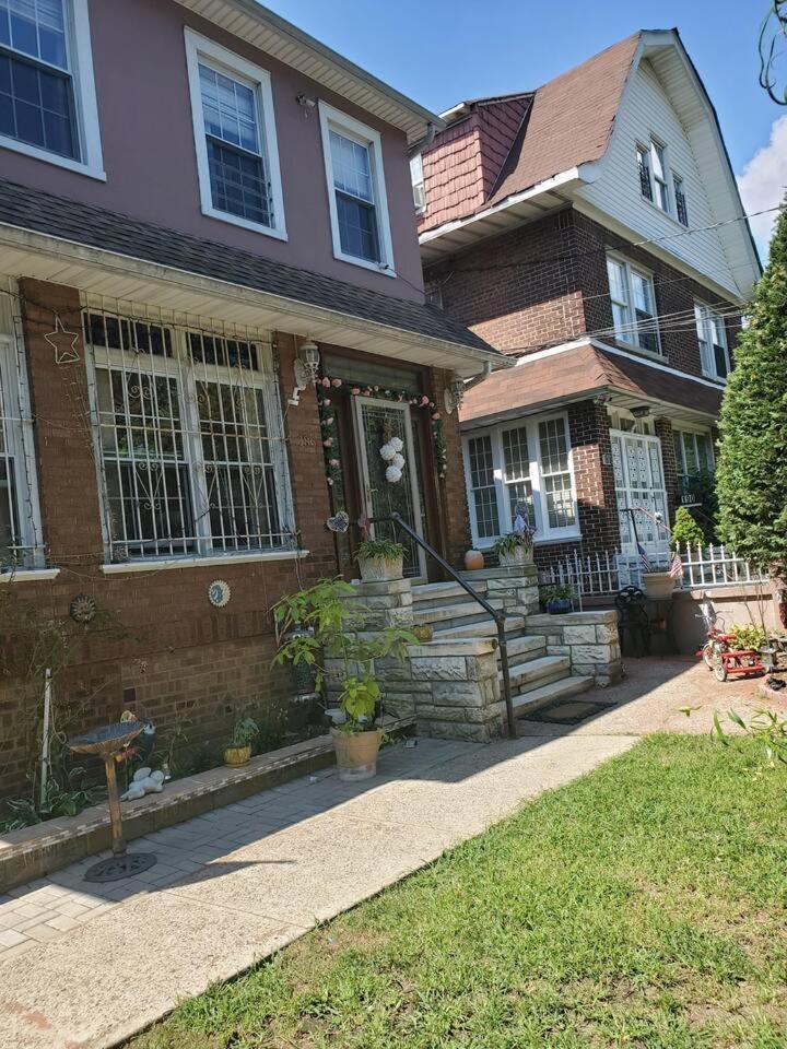 Lovely 2 Bedroom With 2 Entrance And Parking With A Fee Apartment New York