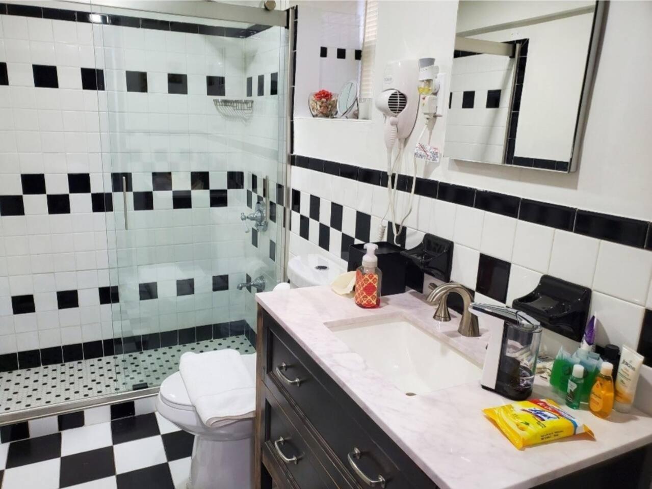 Lovely 2 Bedroom With 2 Entrance And Parking With A Fee *