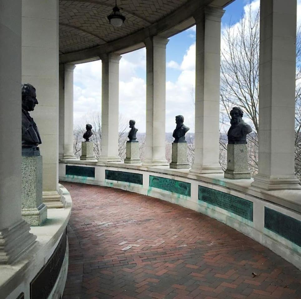 Lovely 2 Bedroom With 2 Entrance And Parking With A Fee Apartment New York