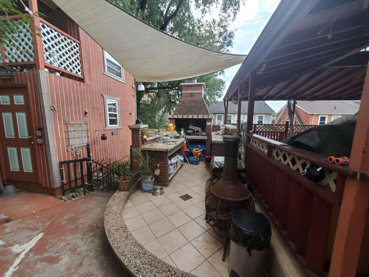 Lovely 2 Bedroom With 2 Entrance And Parking With A Fee Apartment New York