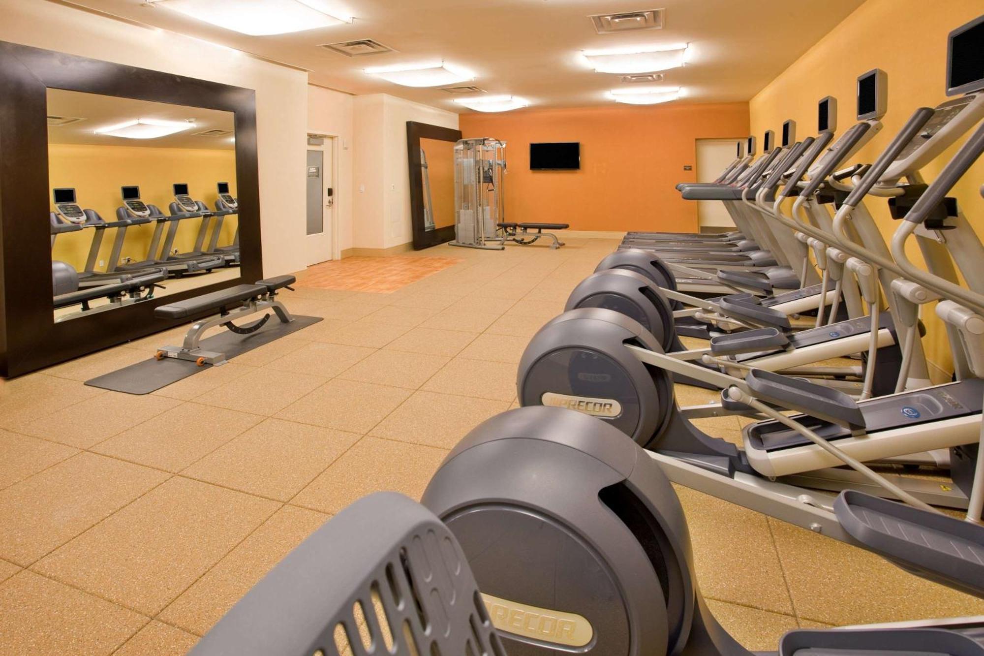 Hilton Garden Park South 3*