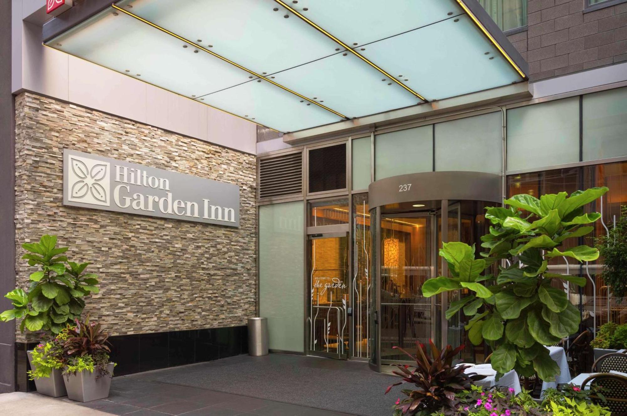 Hilton Garden Park South 3*