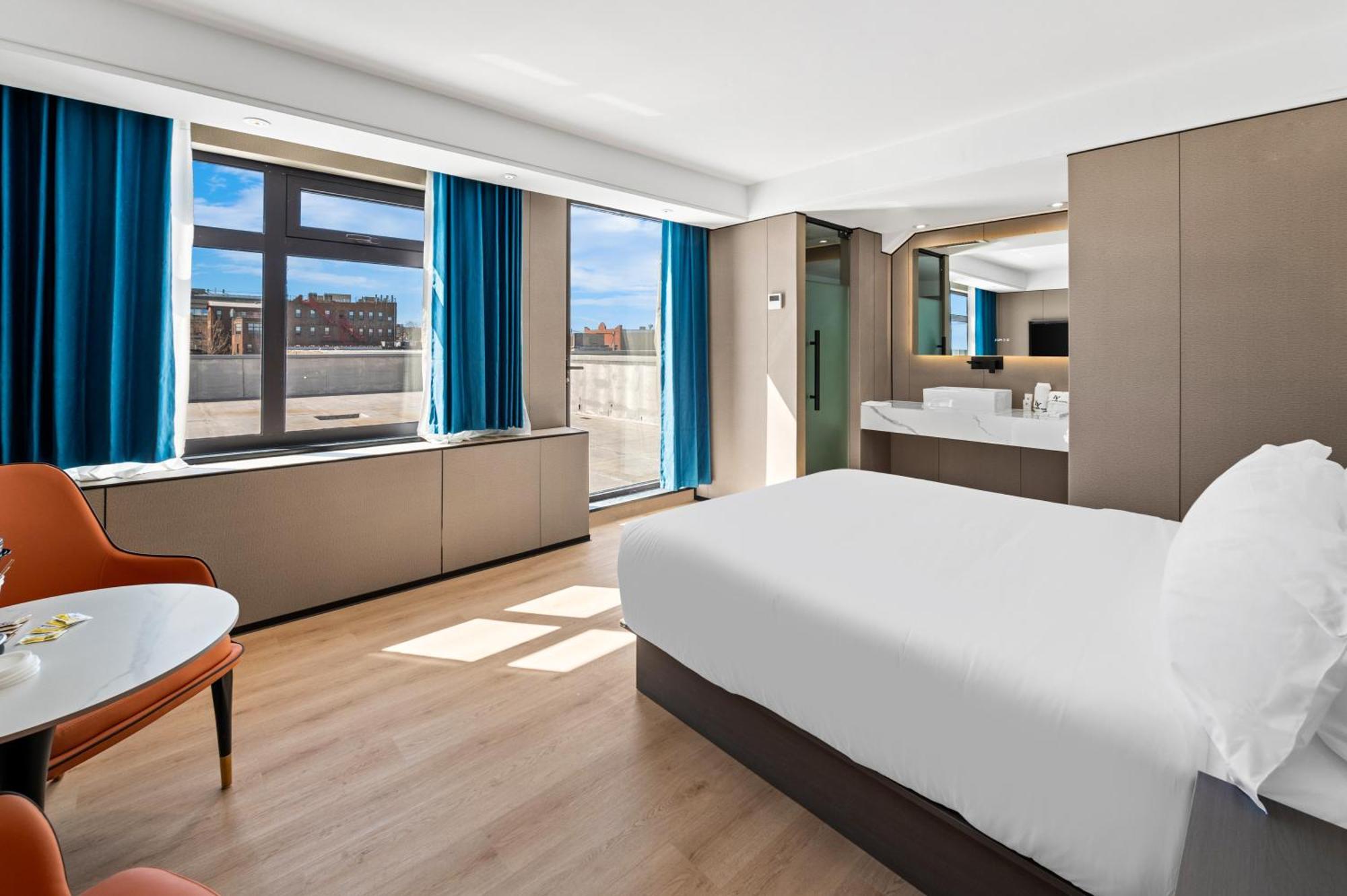 Ly Hotel New York