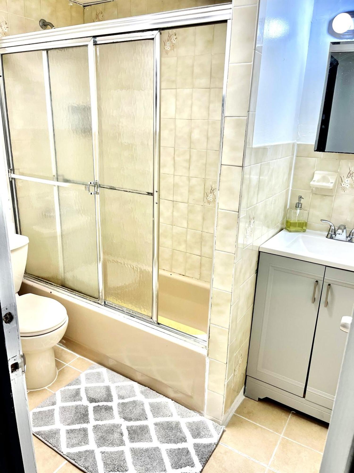 2 Bedrooms Lr Kit Bath And Backyard 2 Stops To Manhattan Apartment *