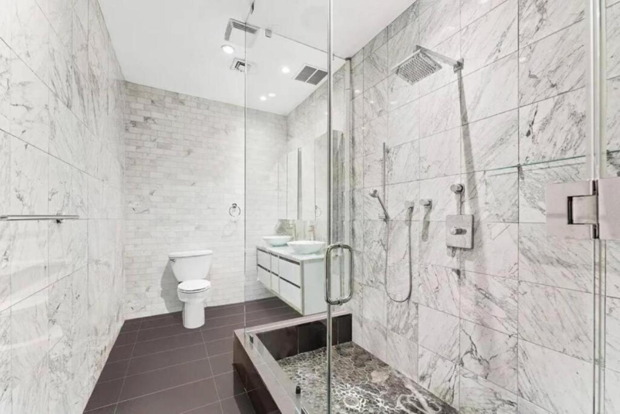 Luxurious 3 Bedroom Beautifully Renovated Loft Appartement *