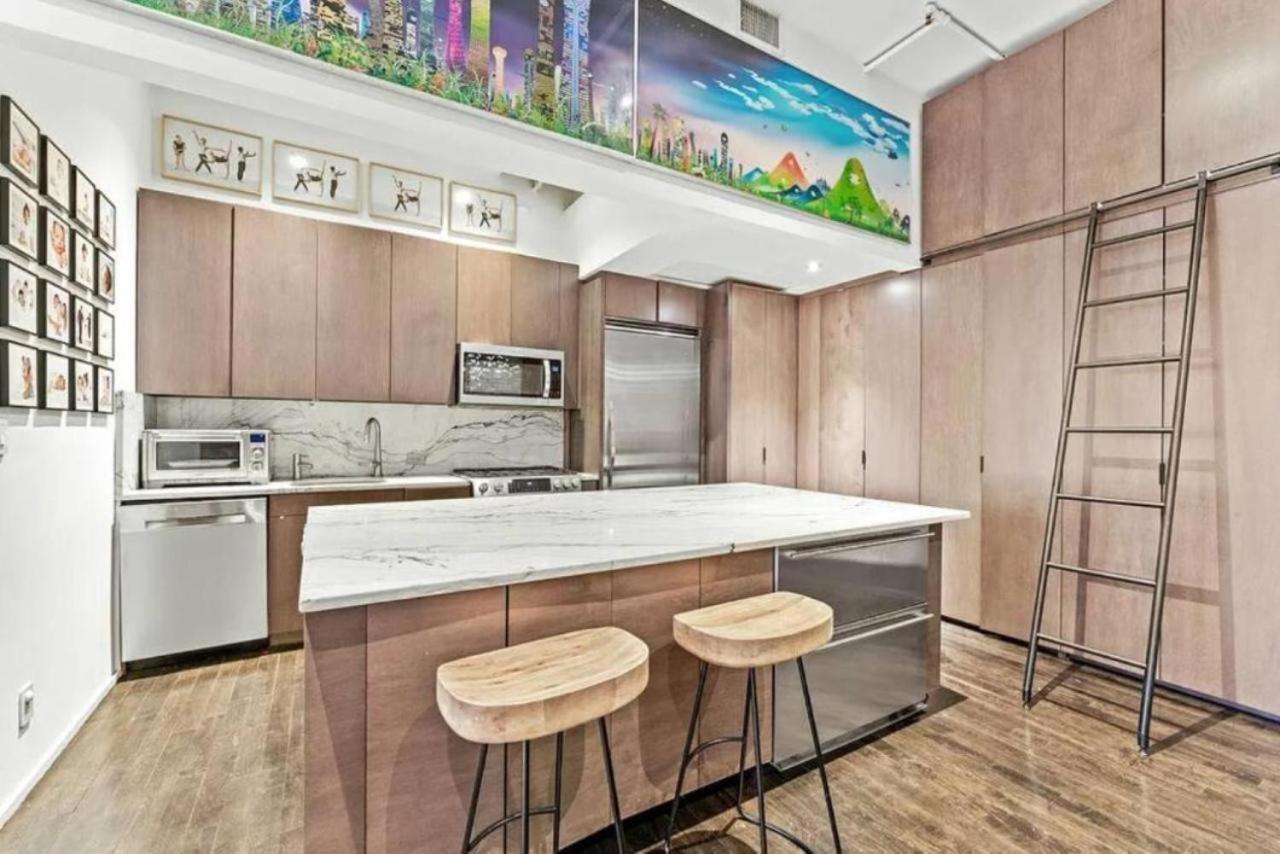Luxurious 3 Bedroom Beautifully Renovated Loft Appartement *
