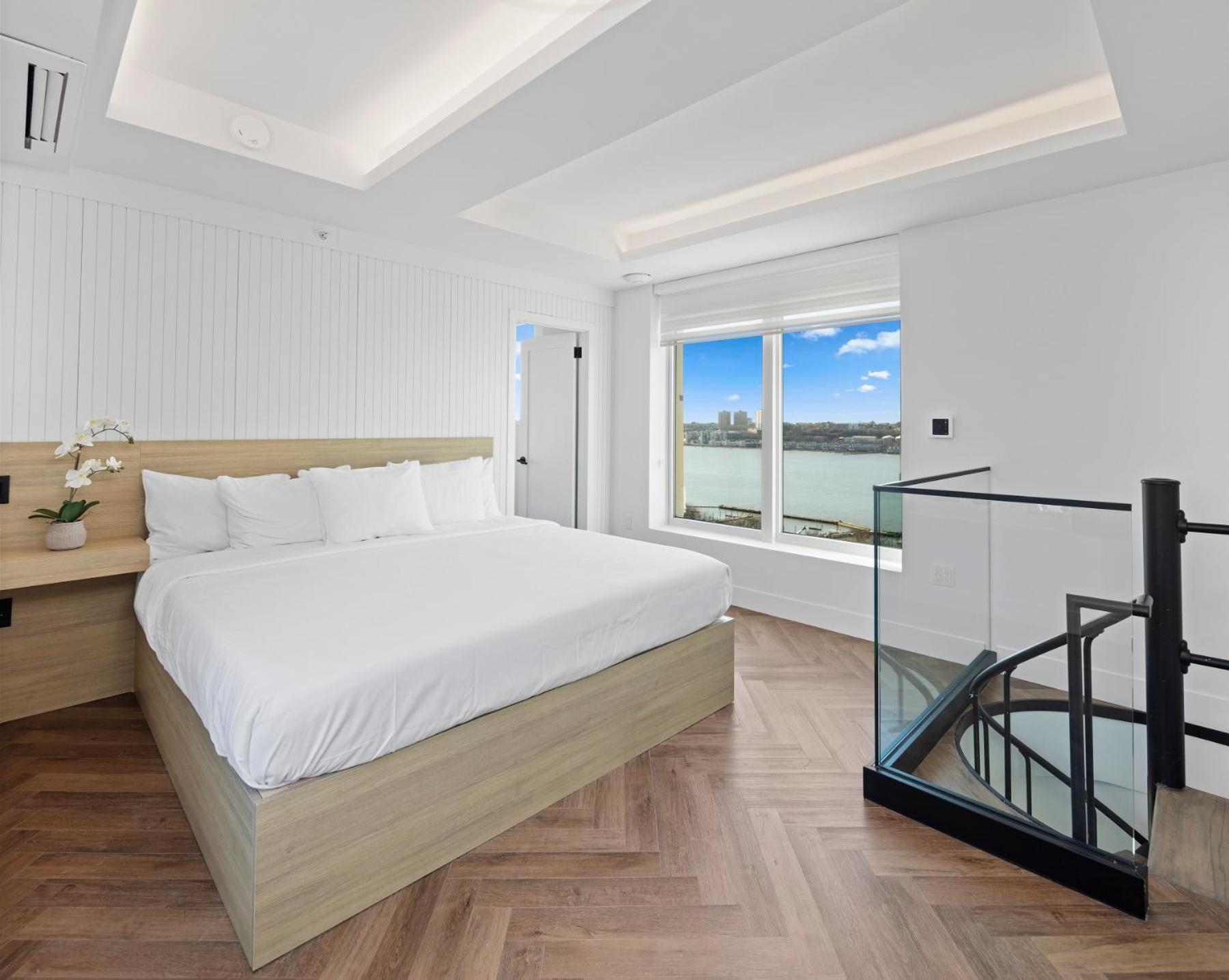 Riverside Tower Hotel 2*