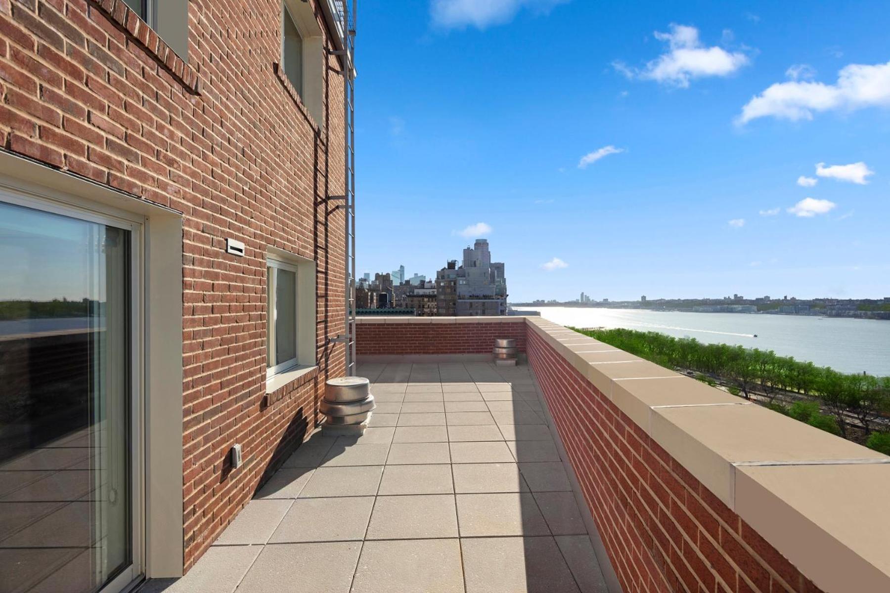 Hotel Riverside Tower 2*