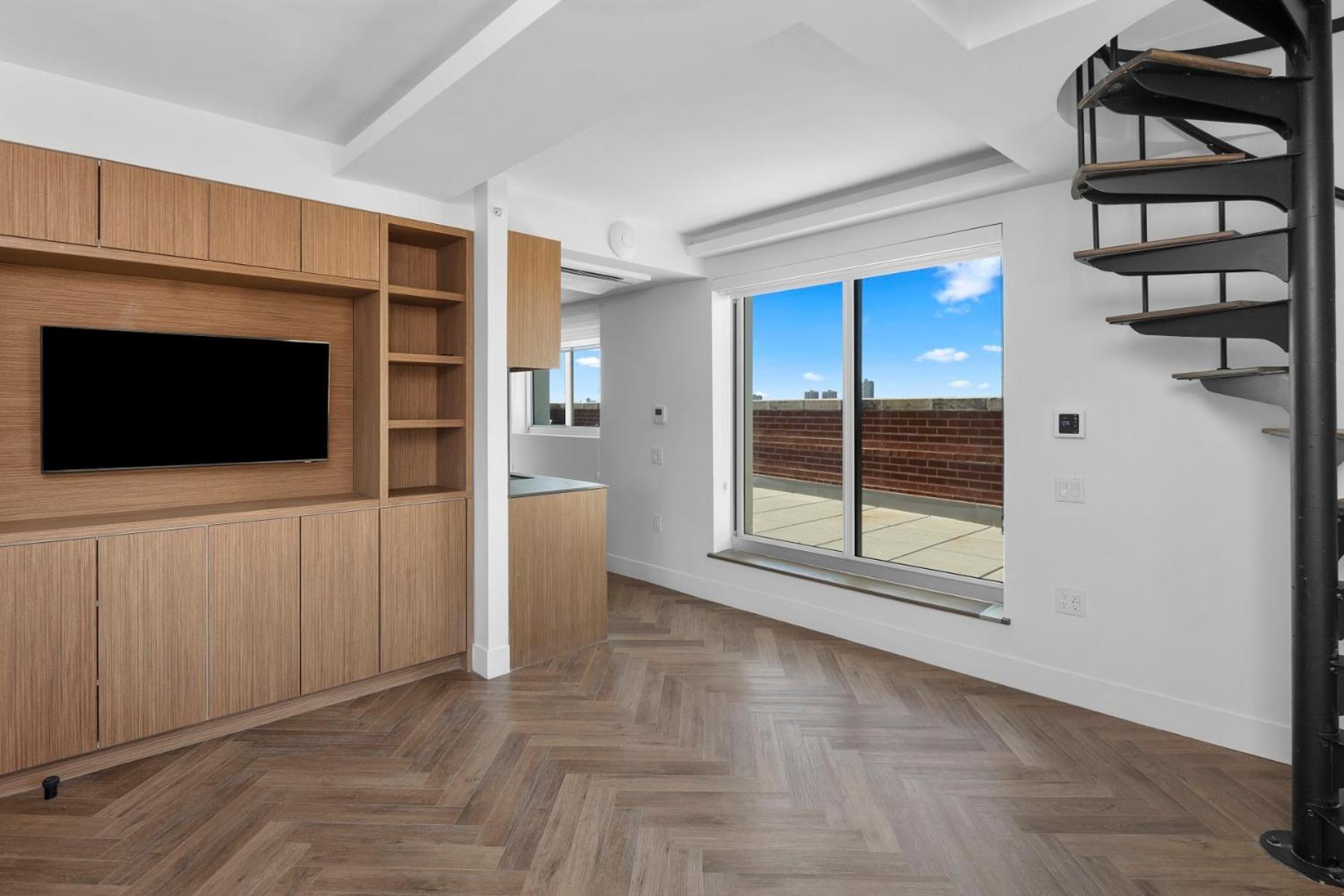 Riverside Tower Hotel 2*