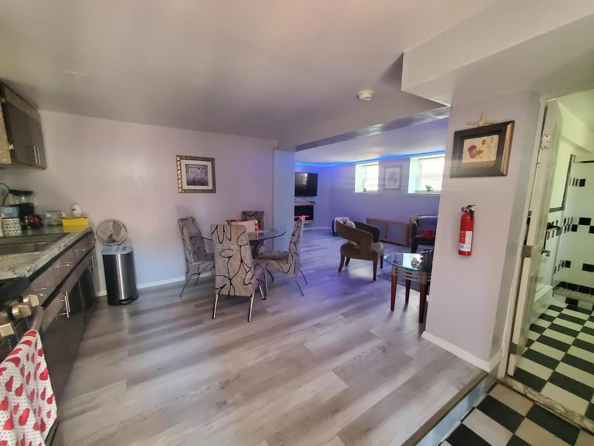 Lovely 2 Bedroom With 2 Entrance And Parking With A Fee *
