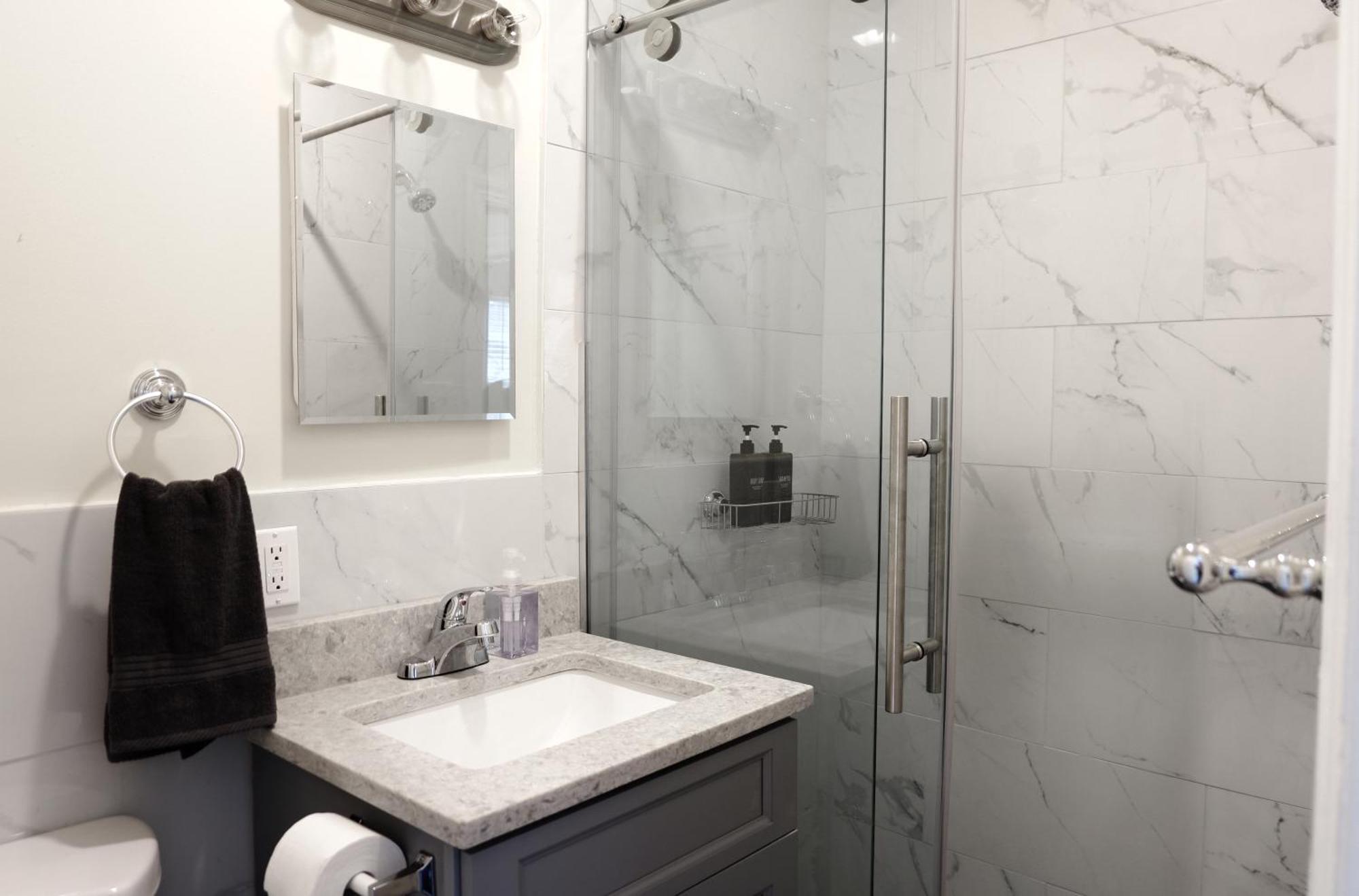 Apartment Newly Renovated - Minutes From The