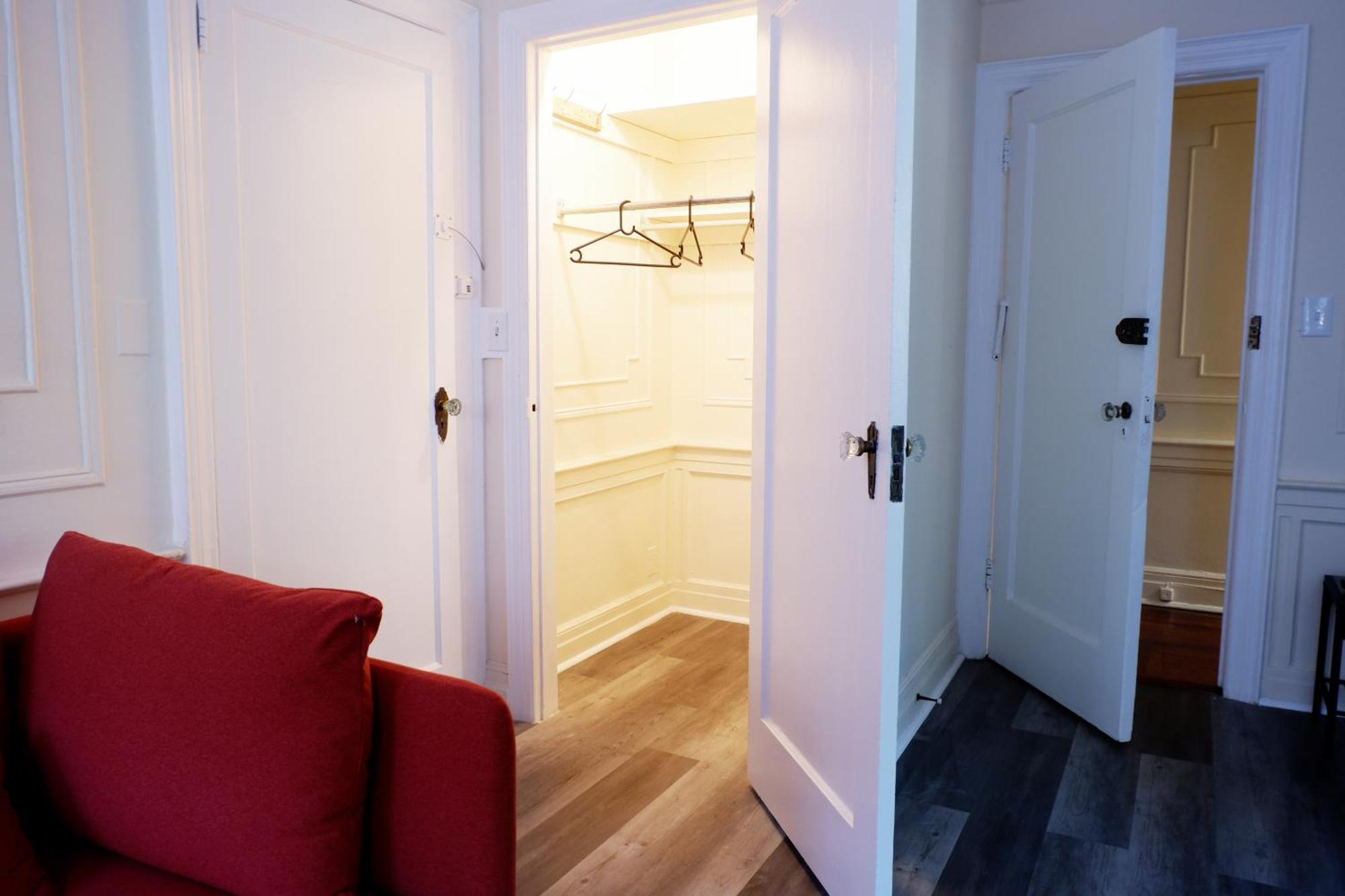 Newly Renovated - Minutes From The Apartment New York