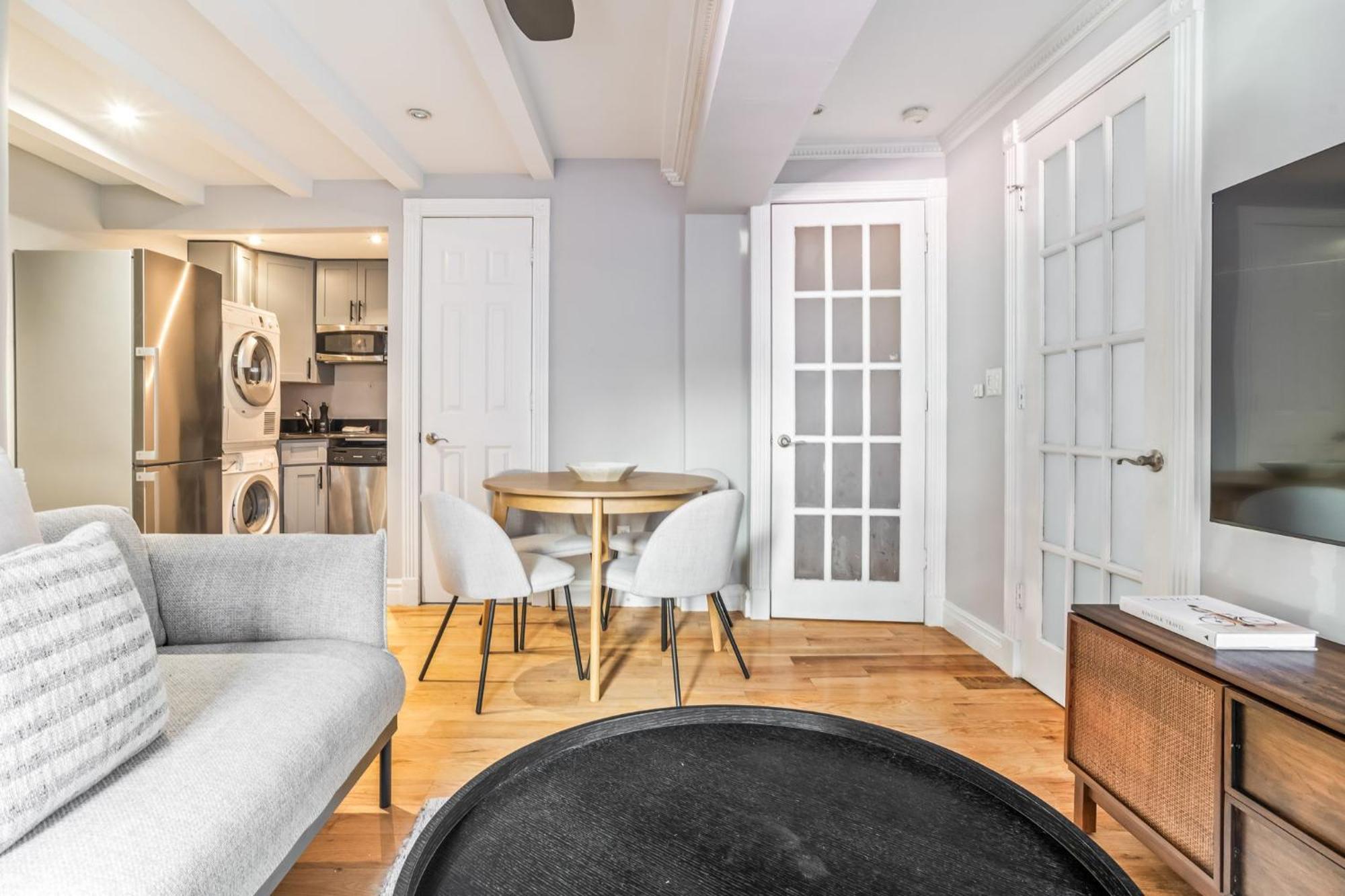 Charming 2bed 1bth Apt *