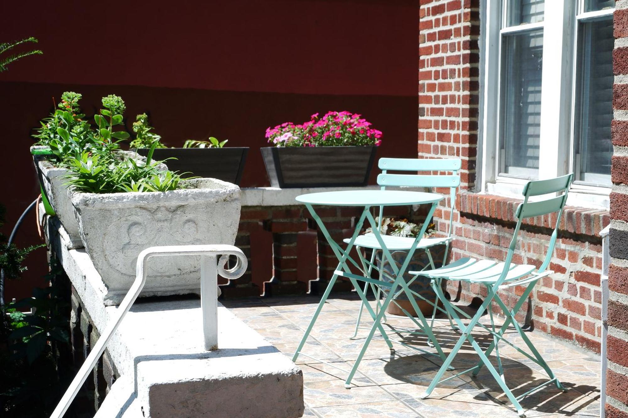 Newly Renovated - Minutes From The * New York