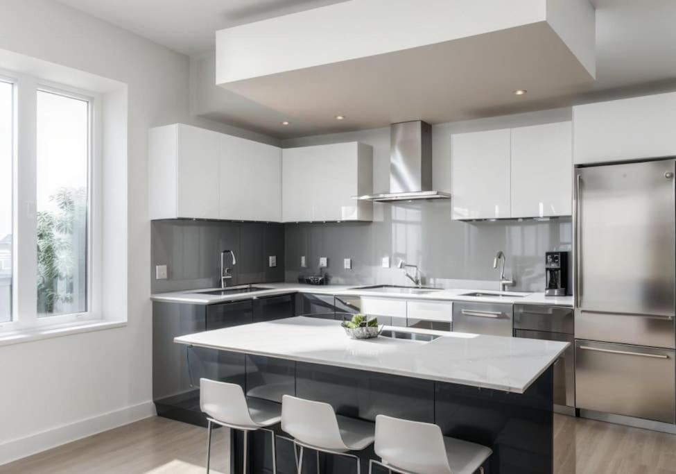 Apartment Travive Brand New Five Bedroom Penthouse *