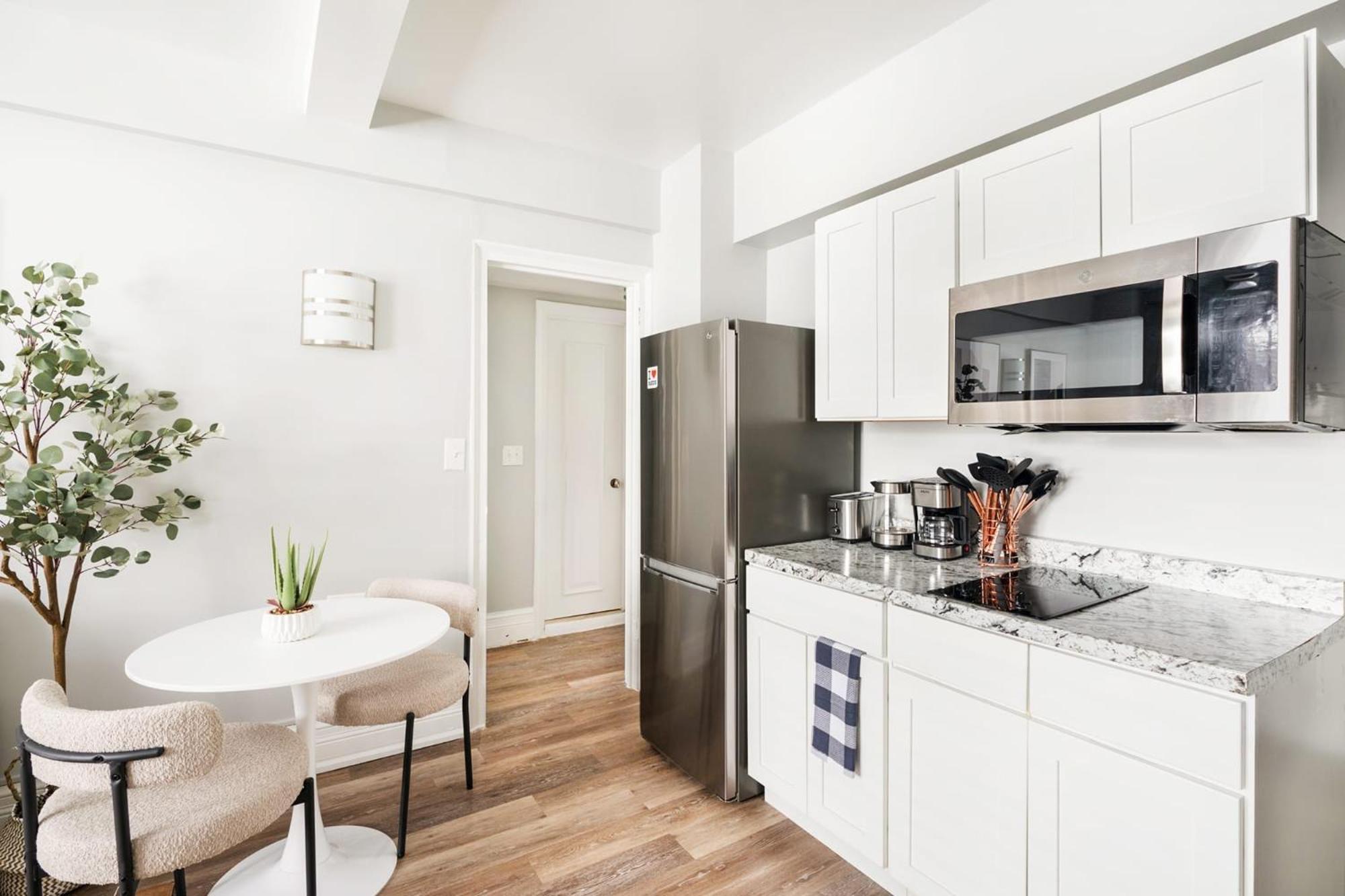 73-406 New 1br 1bth Uws Doorman Gym Appartement