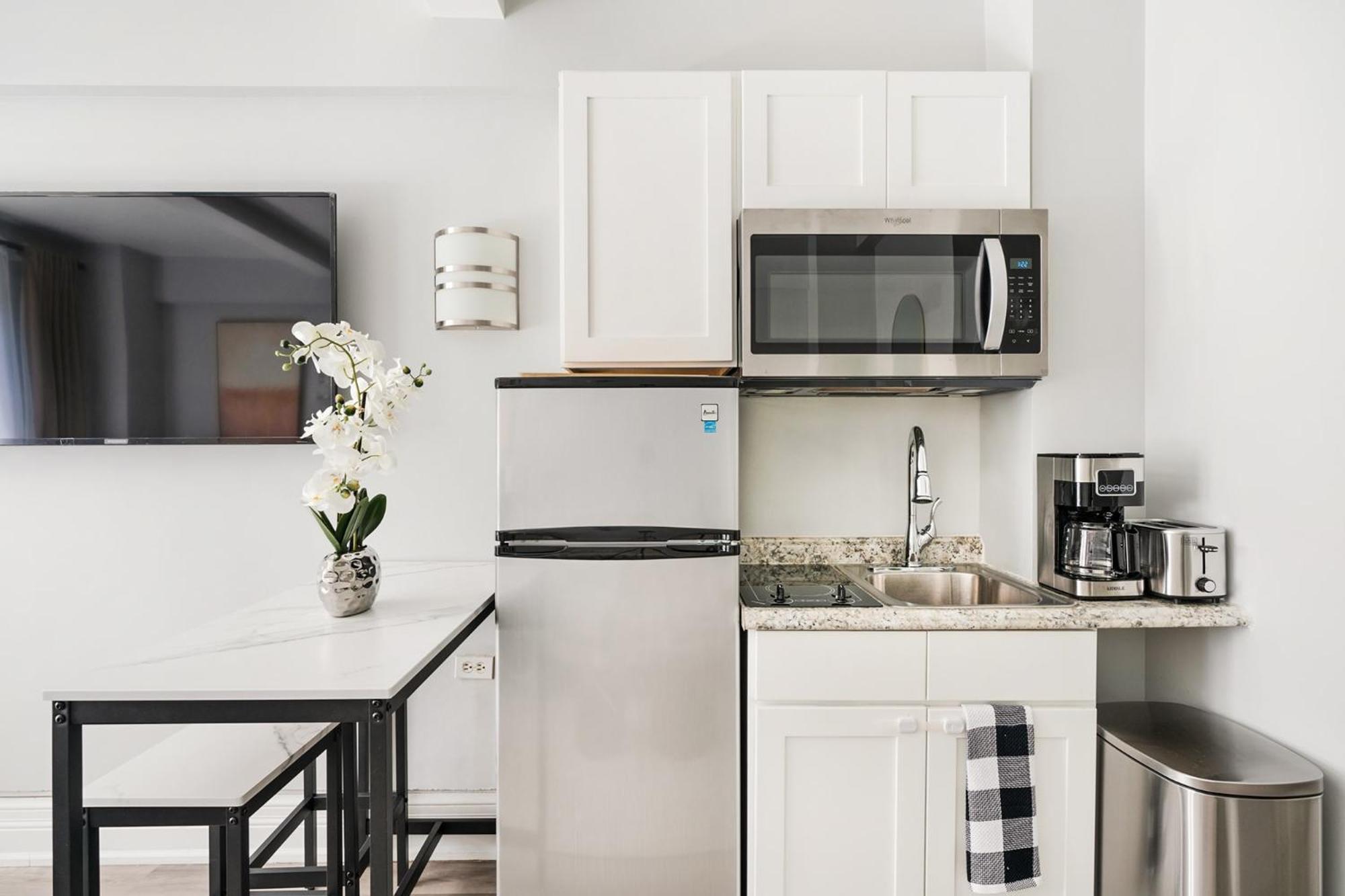 73-318 New Uws Doorman Gym Apartment