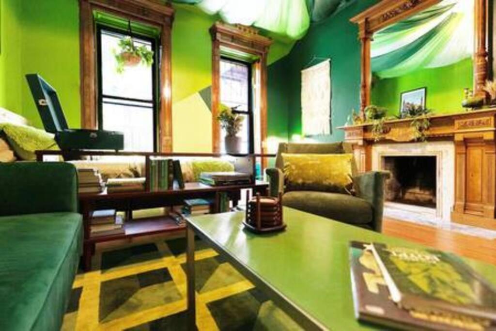 The Room: 70s Groove Themed Appartement