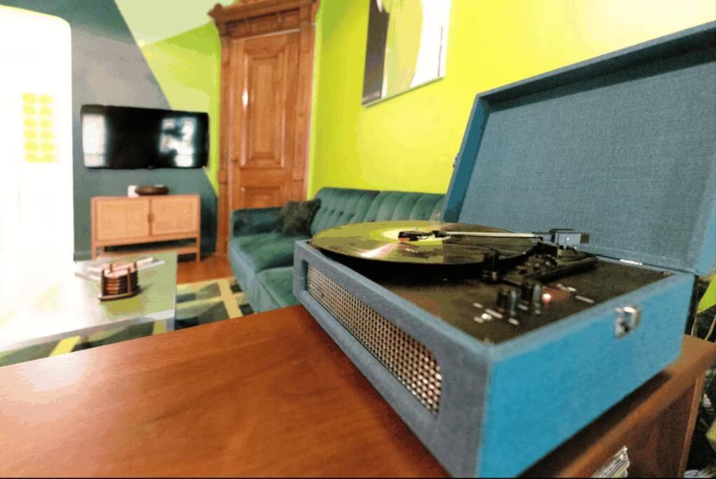 The Room: 70s Groove Themed Appartement New York