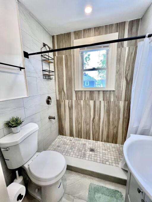 Modern - 3 Bedrooms, 2 Bathrooms *