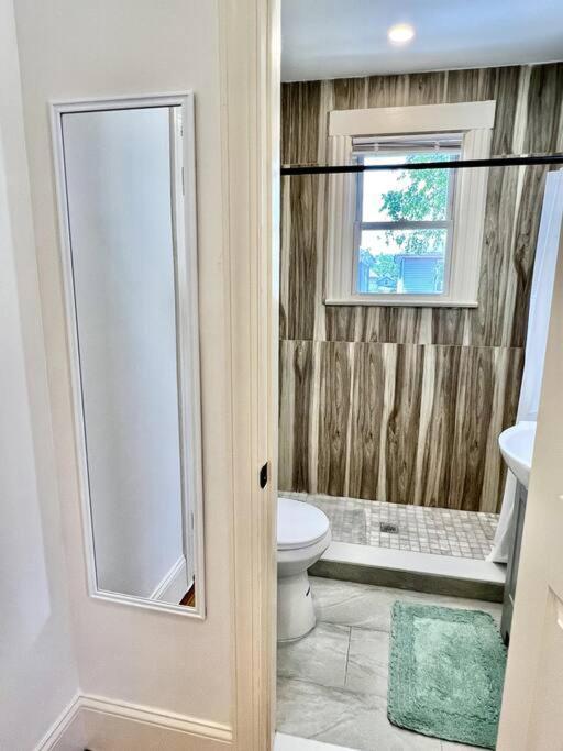 Modern - 3 Bedrooms, 2 Bathrooms Apartment