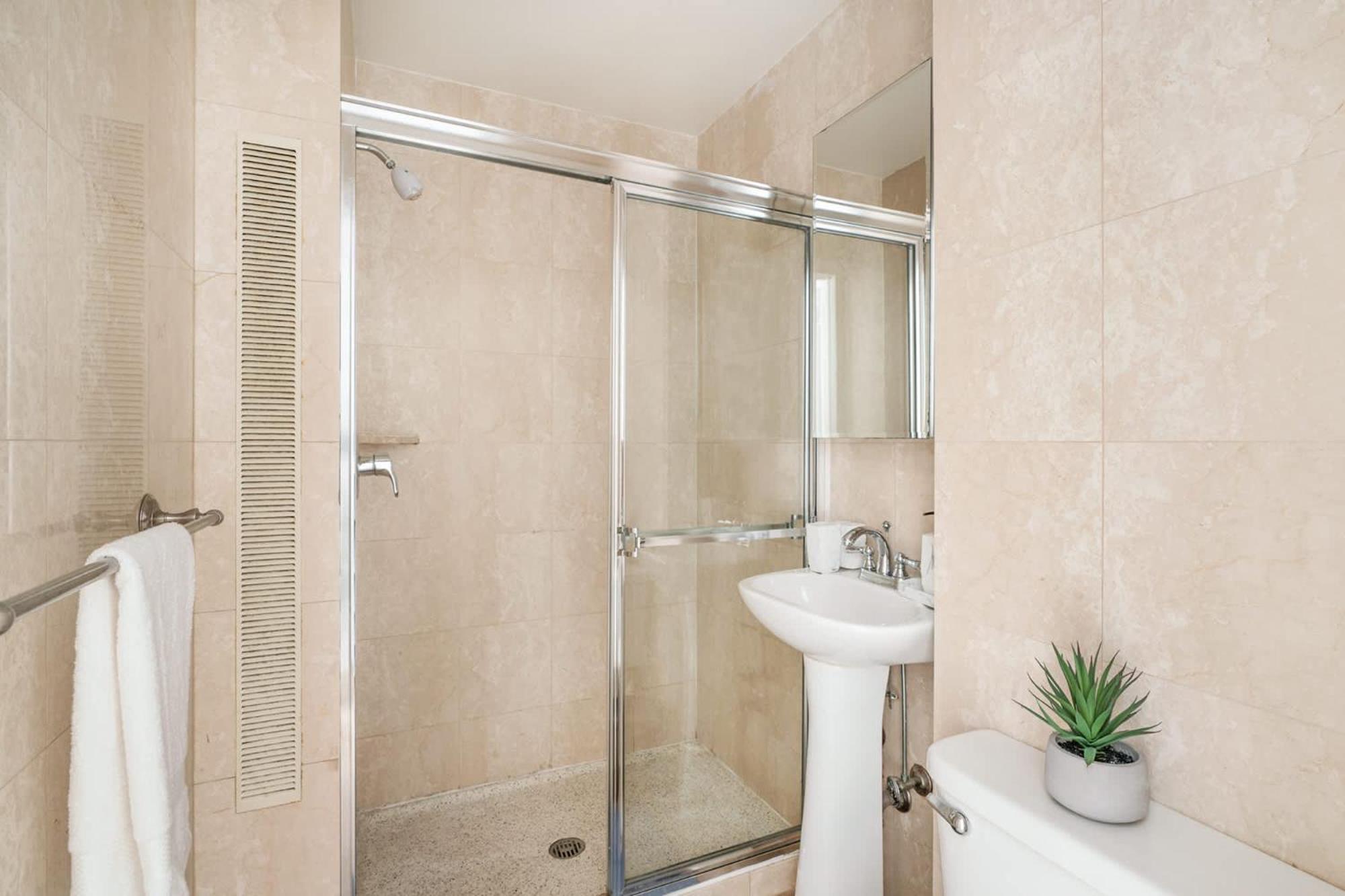 Apartment 73-304 Newly Reno Uws Doorman Gym Laundry *