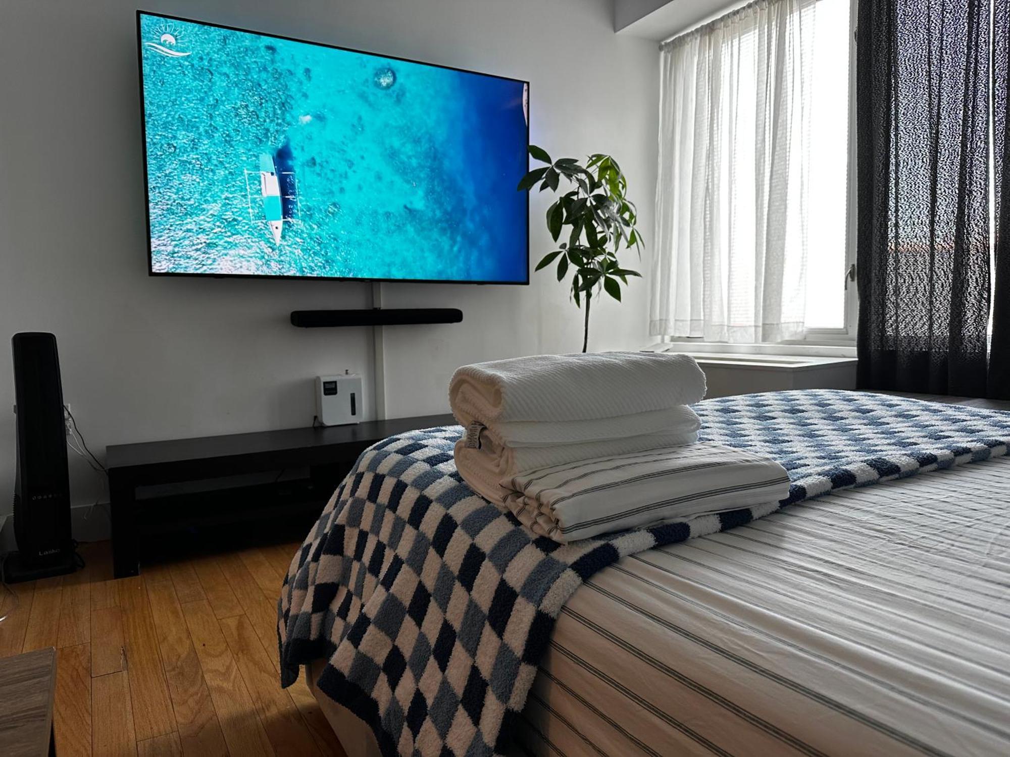 Modern With Private Bathroom And Kitchen Apartment *