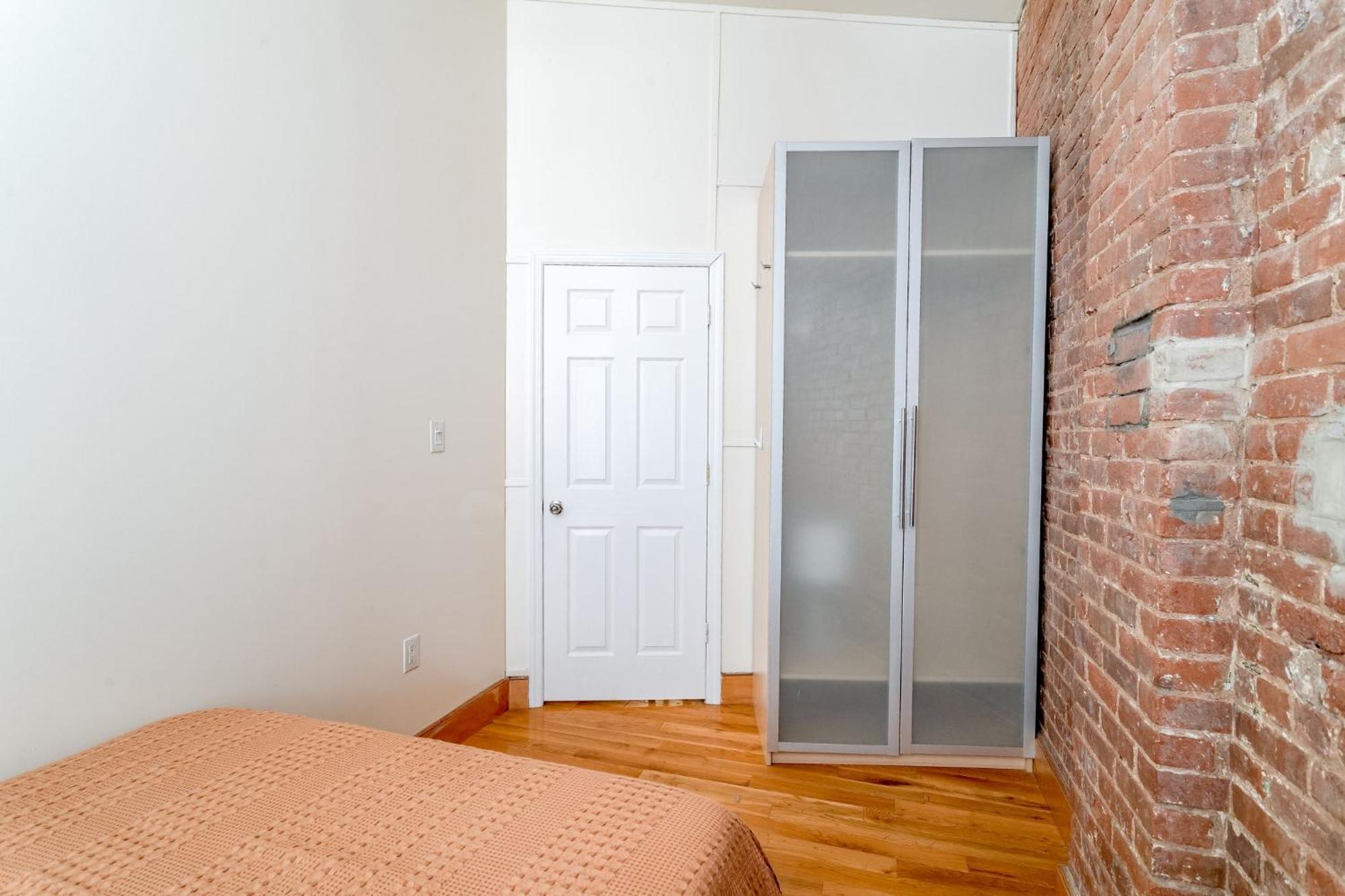 Wonderful 3br 1bath Only Steps From Times Square & Park Appartement *
