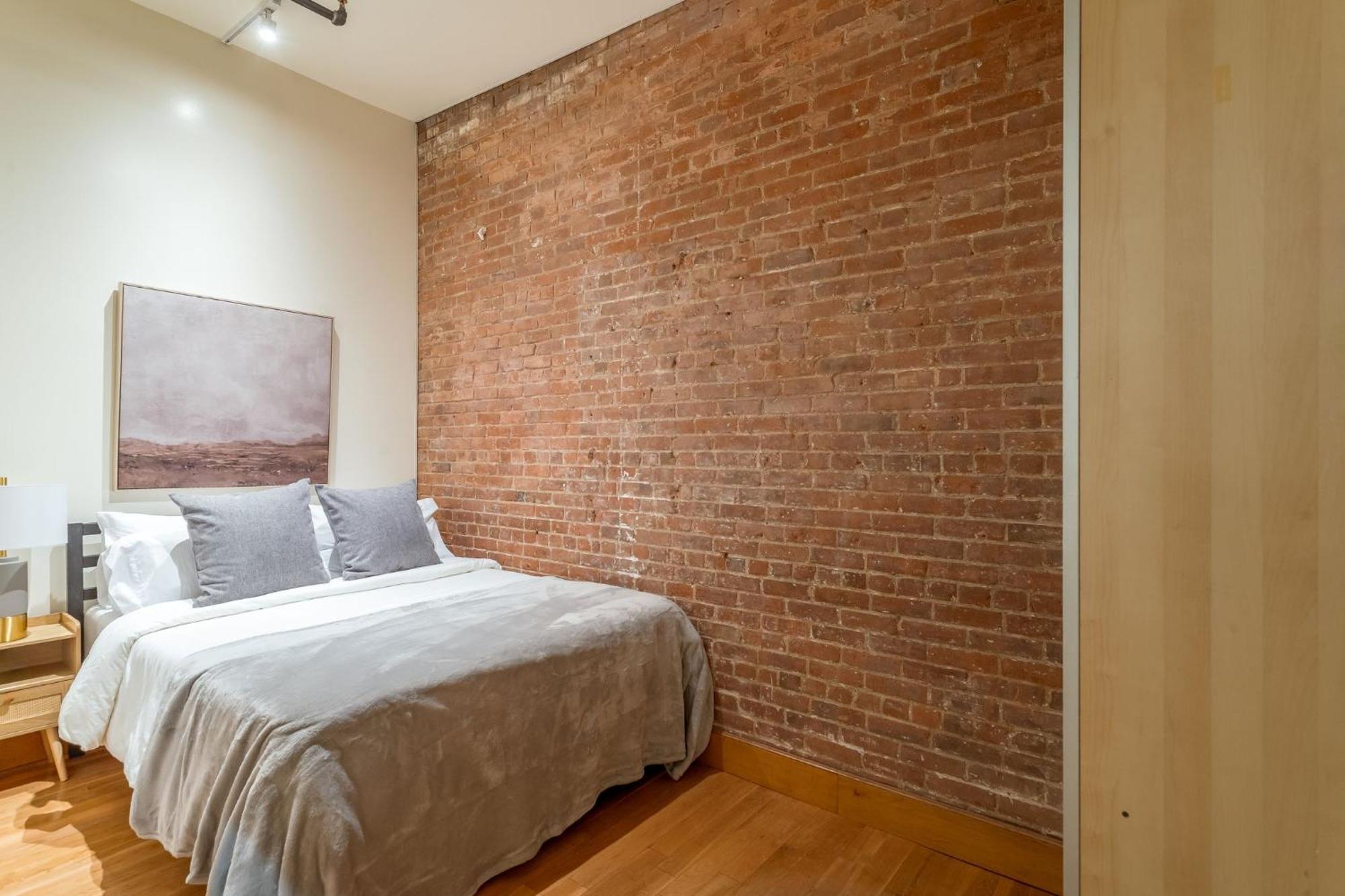 Wonderful 3br 1bath Only Steps From Times Square & Park Appartement *