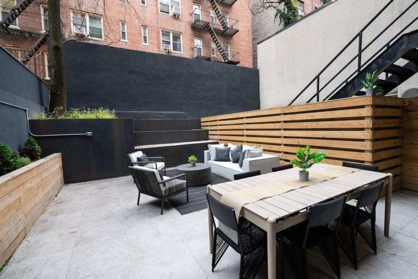 Massive 1br W Private Patio In Upper East Side