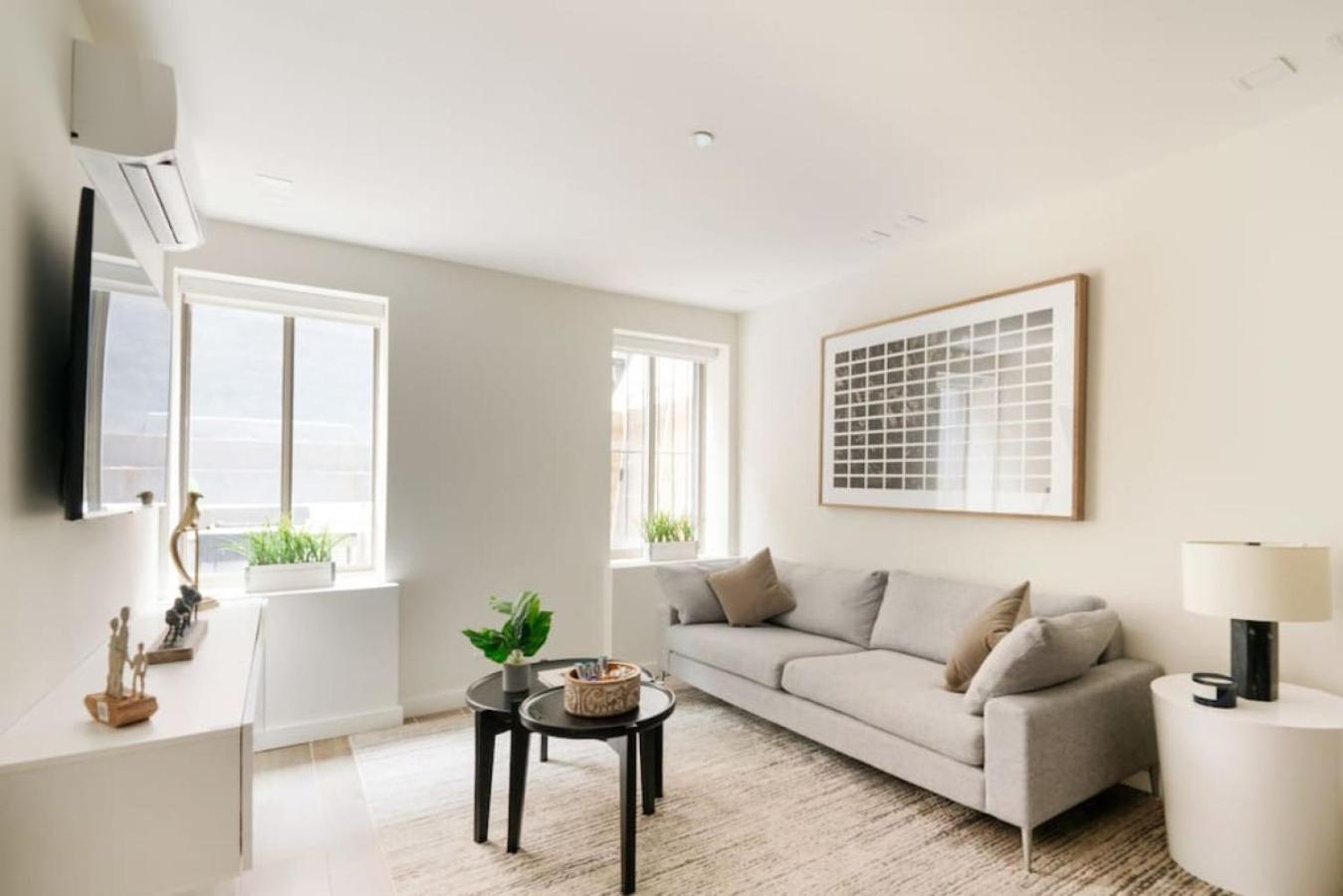 Massive 1br W Private Patio In Upper East Side