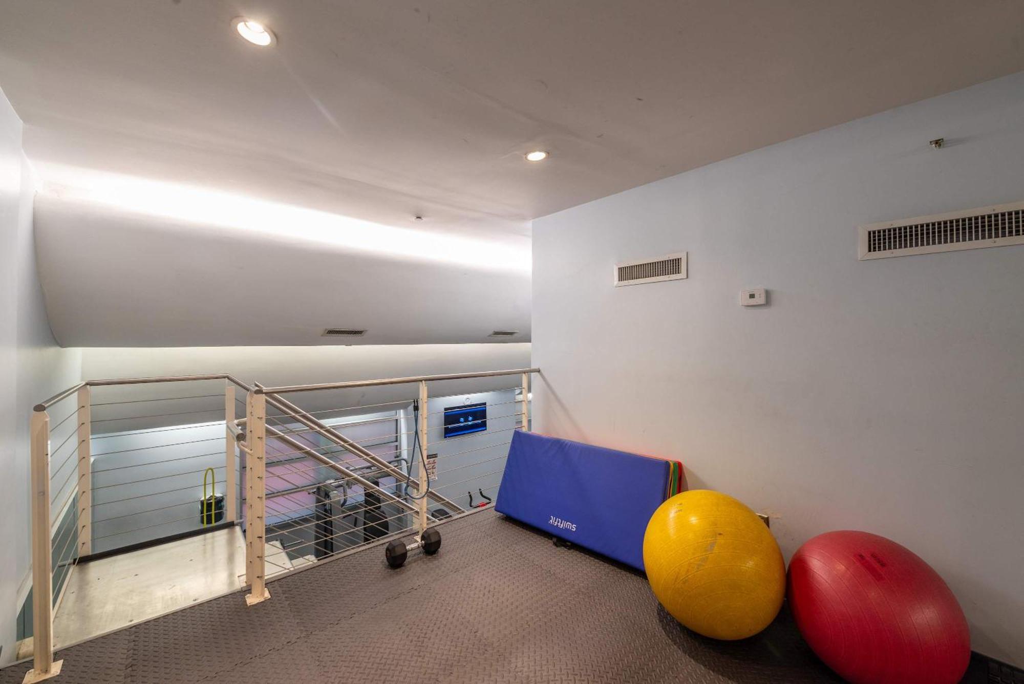 Apartment Walking Score In Heart Of With A Gym *