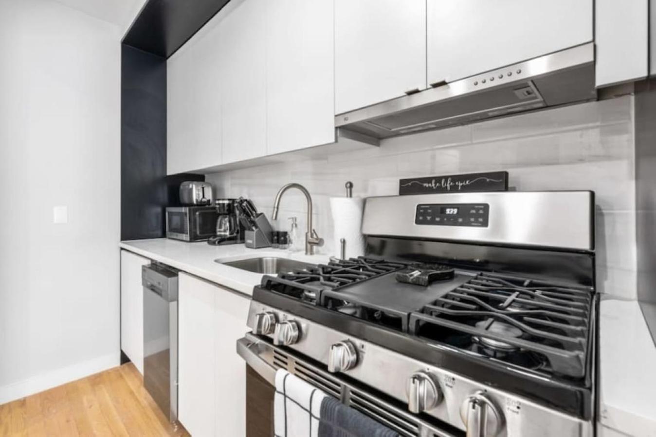 Appartement Luxe Studio With Charming Juliet Balcony