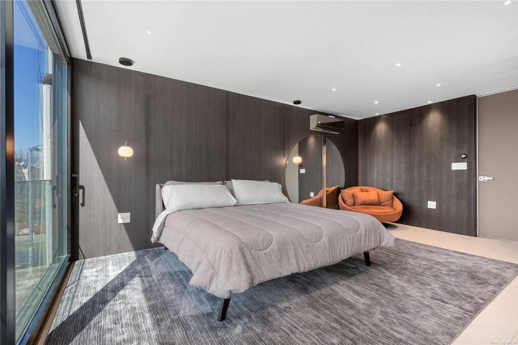 2 Story In Upper Ditmars Astoria Queens * New York