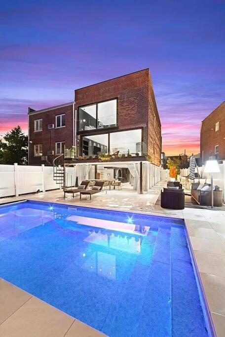 2 Story In Upper Ditmars Astoria Queens * New York