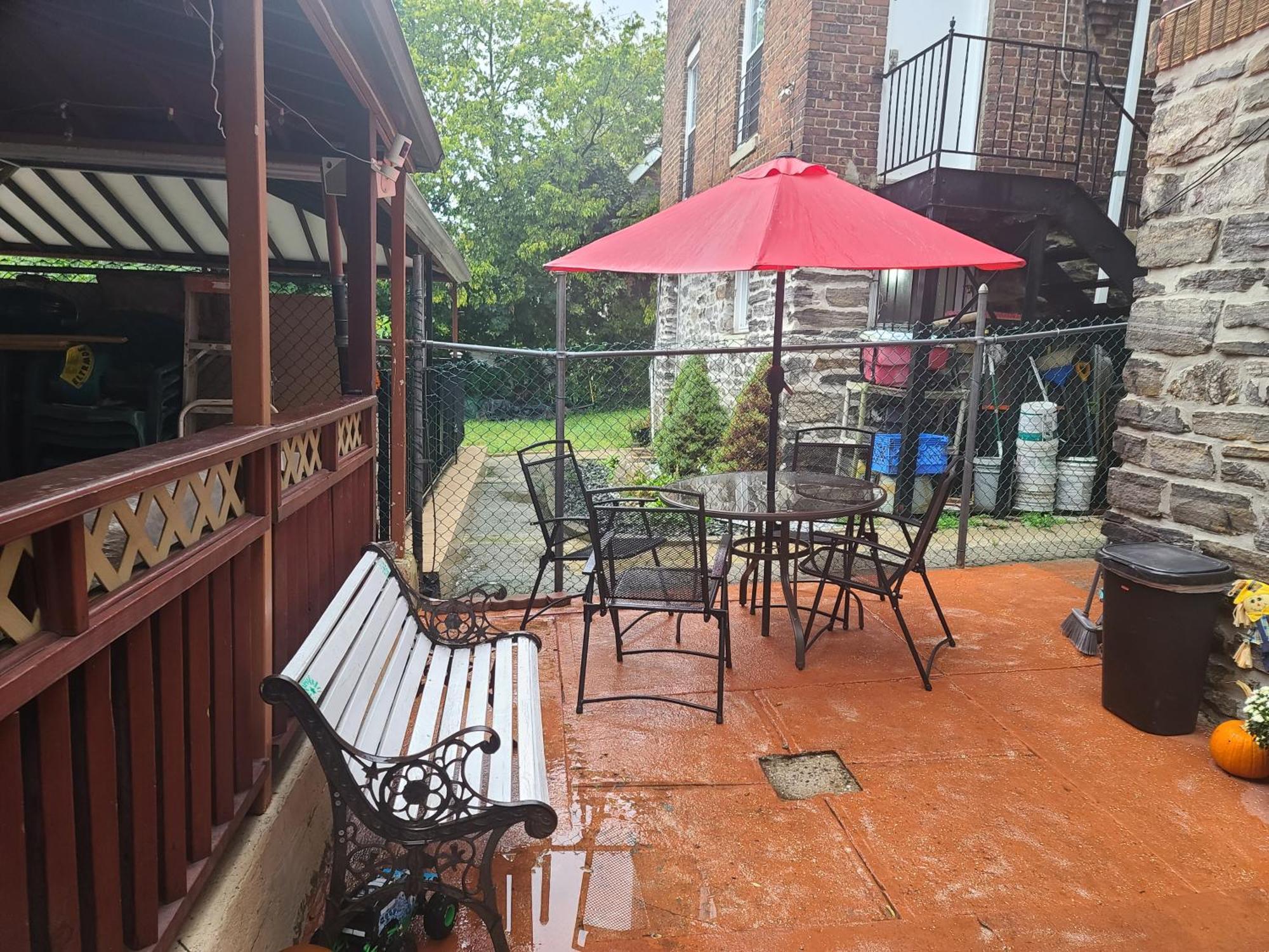 Lovely 2 Bedroom With 2 Entrance And Parking With A Fee Apartment