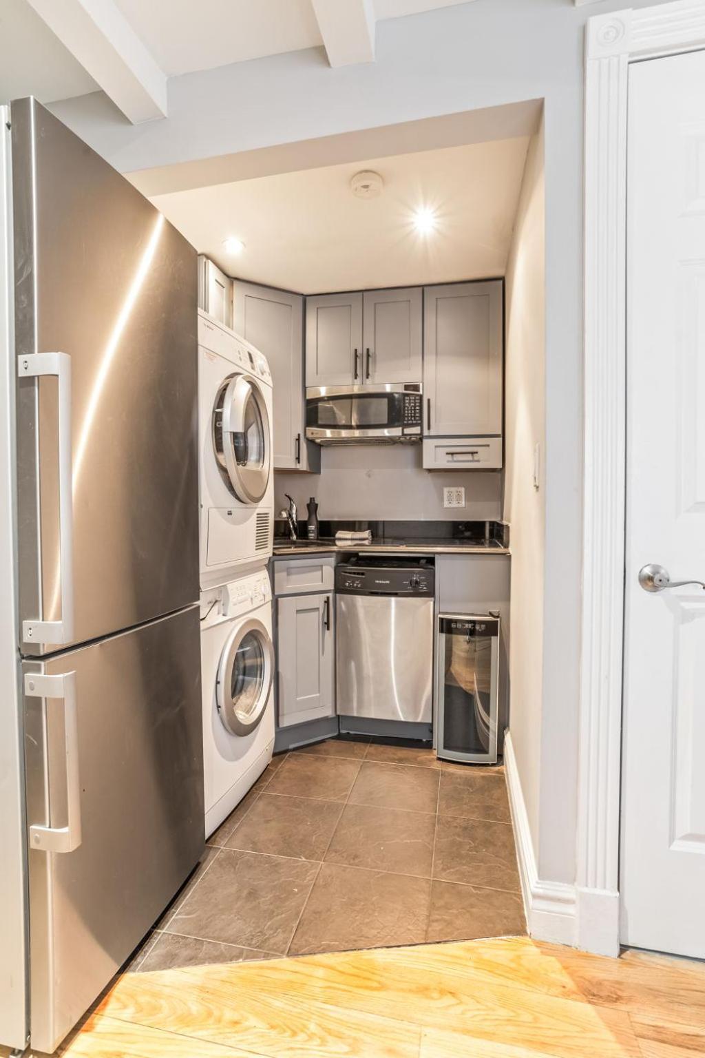 Charming 2-bed 1-bath In Turtle Bay Apartment *