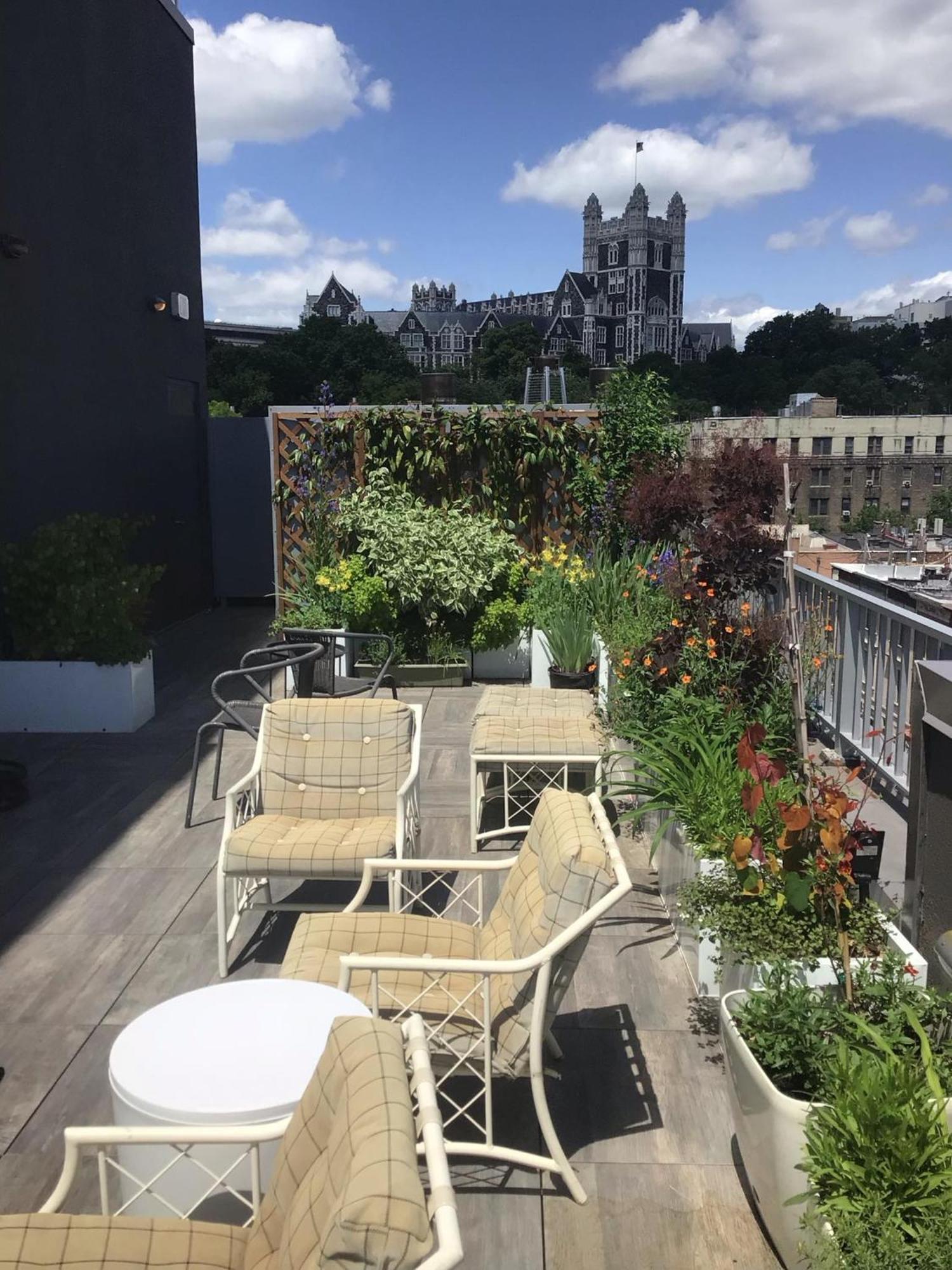 Large And Luxurious In Strivers Row Apartment *