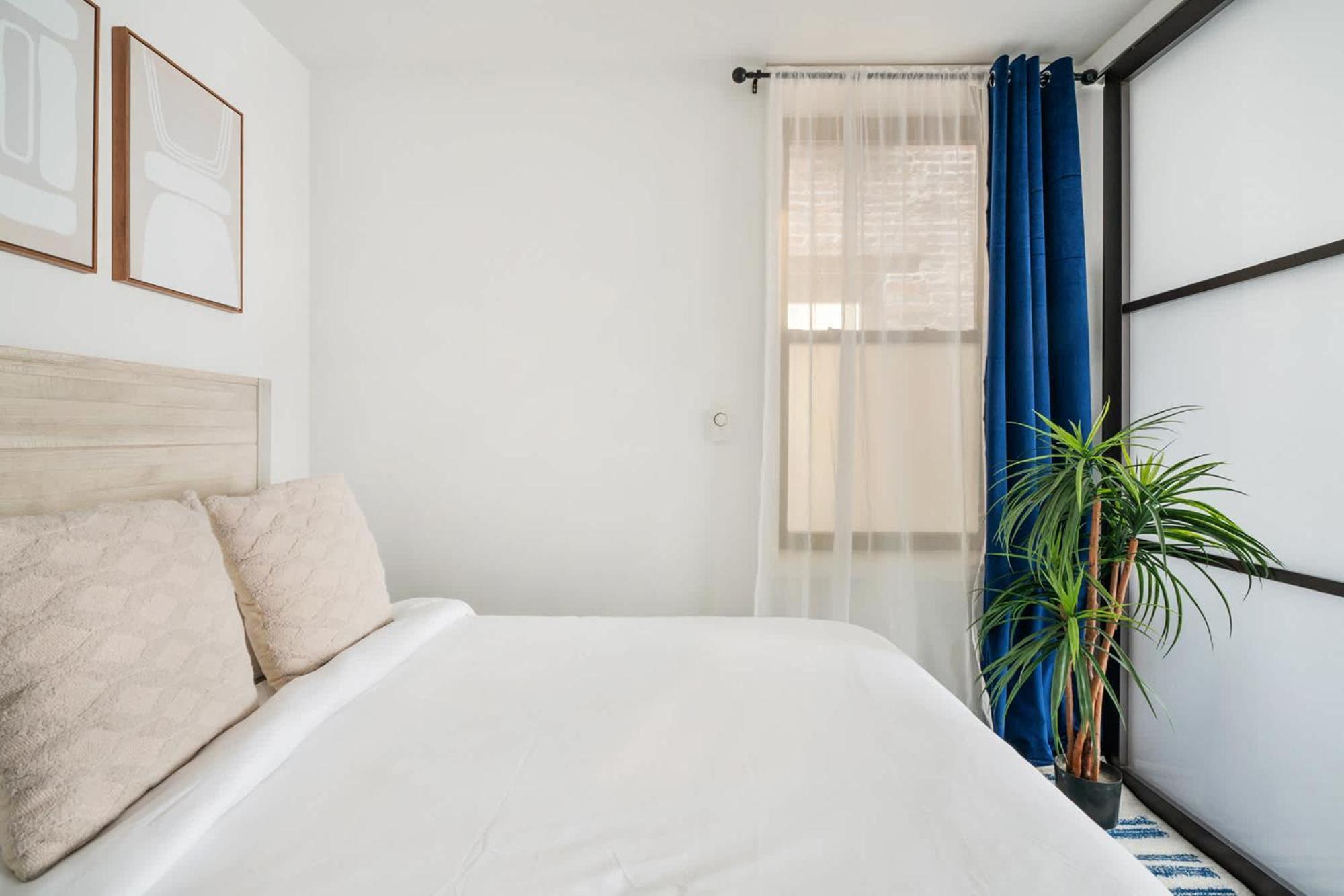 69-3a Prime Les Modern Brand New 1br *