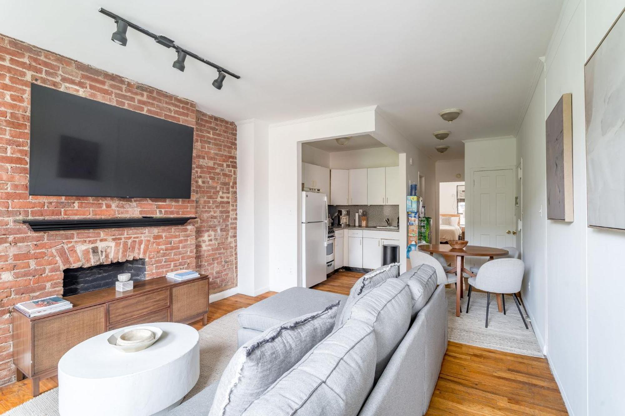 Bright 3br 1ba Retreat In Hells Kitchen Steps From Times Square